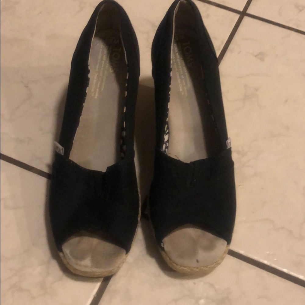 Black wedges